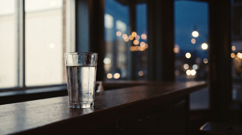 Un vaso de agua entre tragos: el hábito que sí funciona